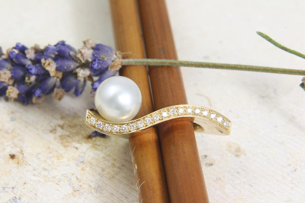 Wunderschöner Ring aus Gold 750/- mit Brillanten und einer Perle